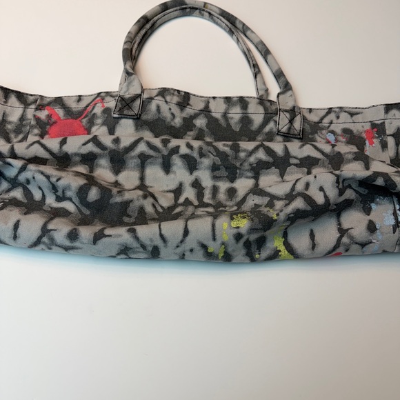 Alo Yoga Tie Dye Shopper Tote Bag In Grey Canvas With “Love Is Love” Graffiti - Picture 4 of 4